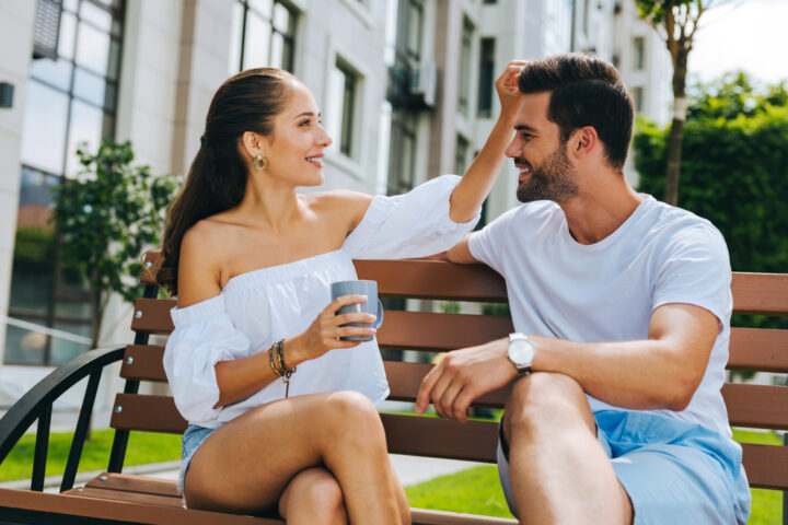 体をくっつけてくる女性心理、わざとぶつかってくる女性心理とは？