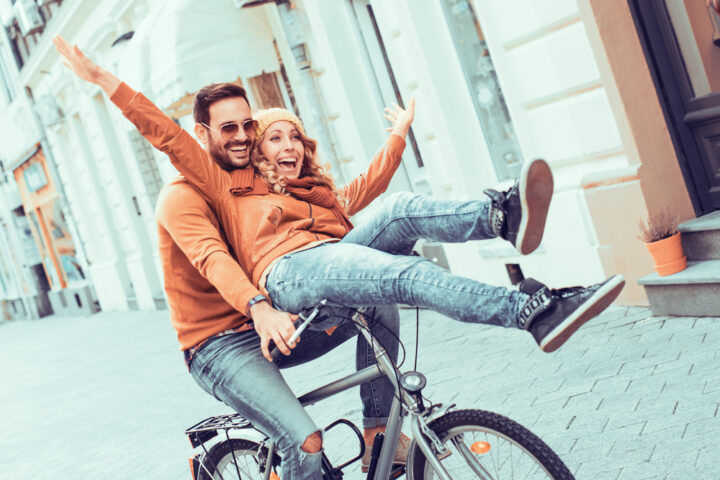 年下女性が男性をいじる心理！年上をからかってくる女性の落とし方