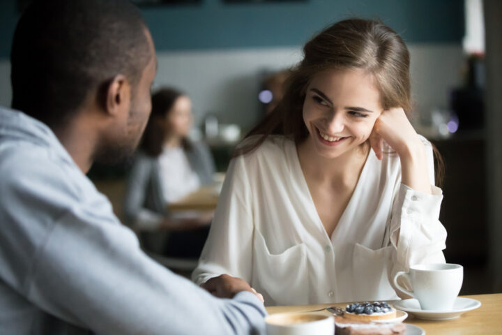 目が合うけど真顔でそらさない女性は脈あり?好意を見抜く方法を解説! 目が合うけど真顔でそらさない女性は脈あり?好意を見抜く方法を解説!