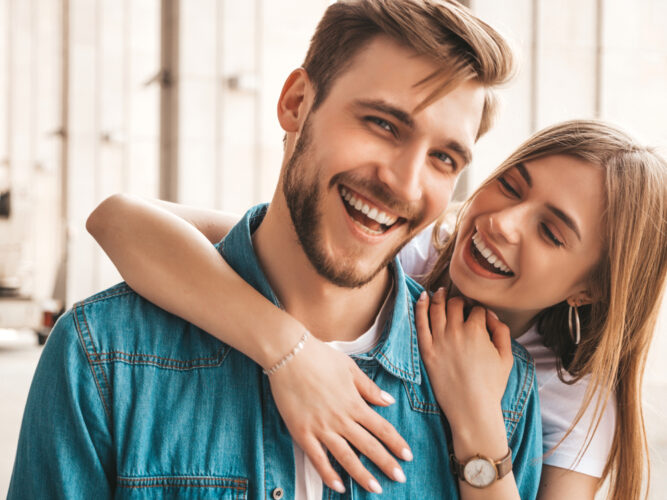 目が合うとそらさない女性心理は脈あり?じっと見つめる理由を解説! 目が合うとそらさない女性心理は脈あり?じっと見つめる理由を解説!