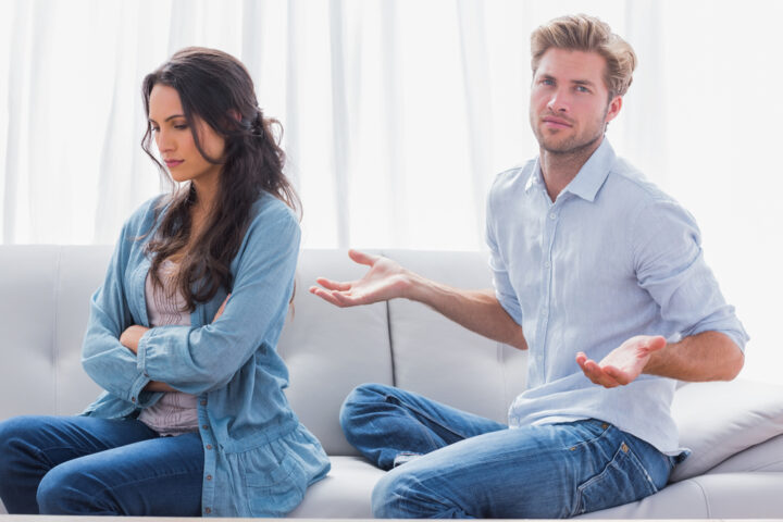 女性が急に目を合わせなくなった心理！不自然に目を合わせない理由！