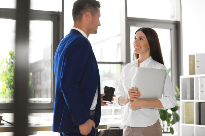 わざわざ話しかけてくる女性が脈あり、脈なしの時の言葉や態度とは？