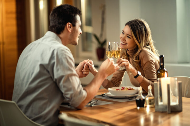 物の受け渡しで指が触れる女性!手を触れてくる際の正しい対処法とは? 物の受け渡しで指が触れる女性!手を触れてくる際の正しい対処法とは?