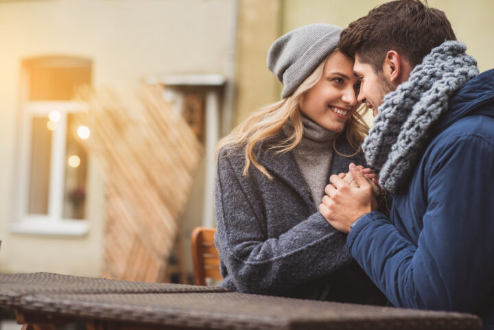 さりげなく手を触れる女性心理!物を渡す時に手が触れる女は脈あり?