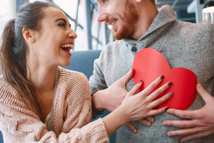 女性の惚れてるサインとは?職場で好意のある女性の好意兆候をご紹介 女性の惚れてるサインとは?職場で好意のある女性の好意兆候をご紹介
