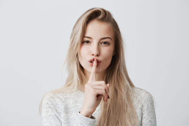 さりげなく手を触れる女性心理！物の受け渡しで指が触れるのはなぜ？