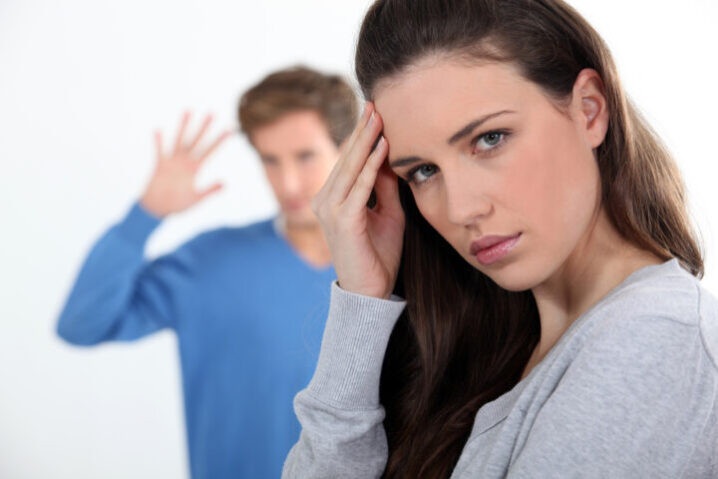 自分にだけ挨拶しない 女性